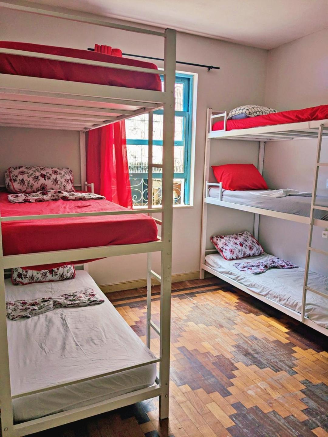 Cama em Dormitório Misto com 6 Camas