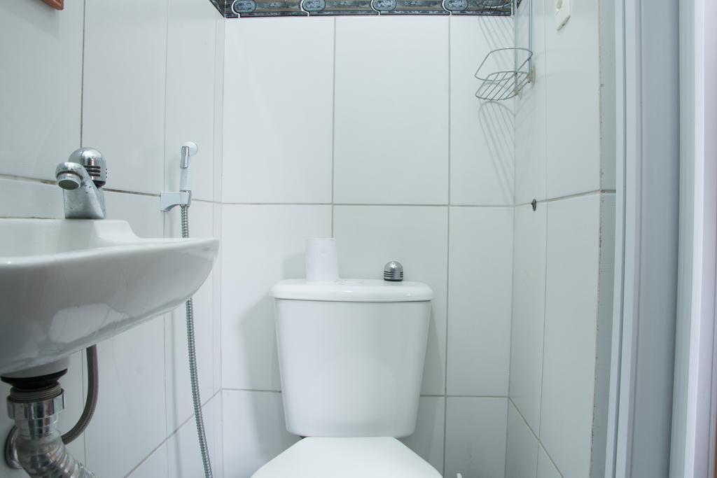 Cama em Dormitório Misto com 10 Camas e Banheiro Compartilhado